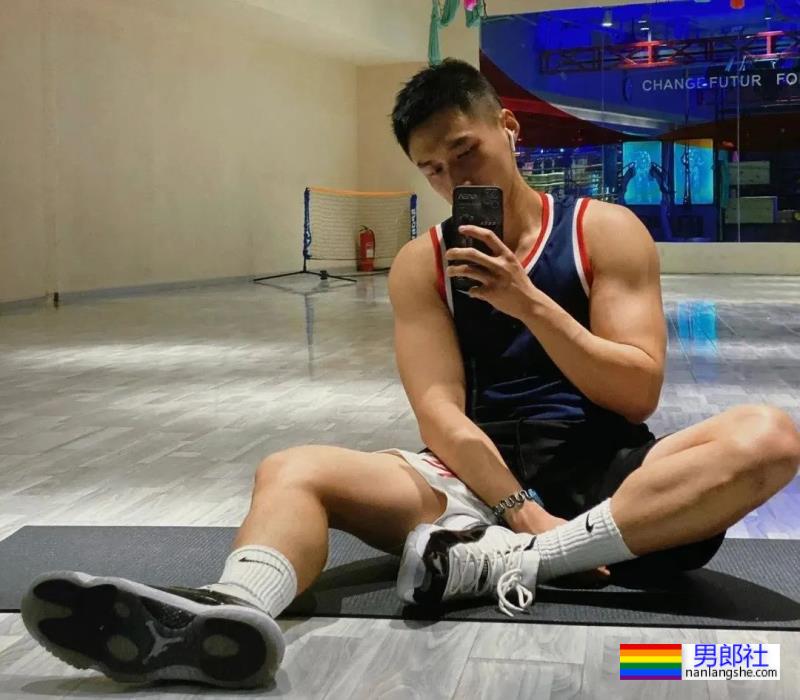 正装寸头小哥，简直太可了 - 51虹马