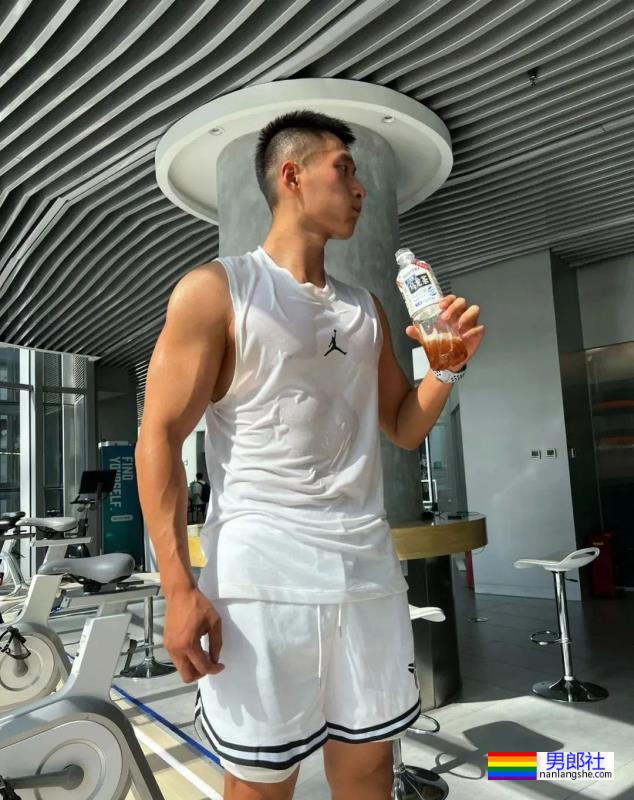 正装寸头小哥，简直太可了 - 51虹马