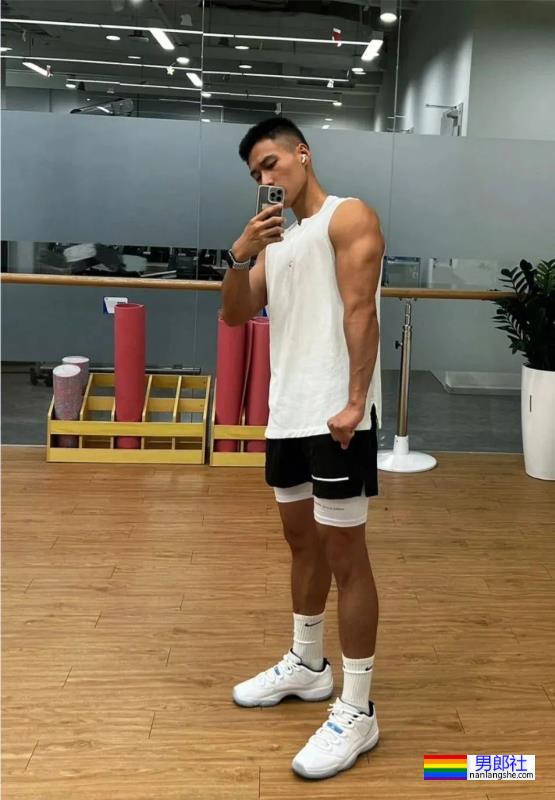 正装寸头小哥，简直太可了 - 51虹马