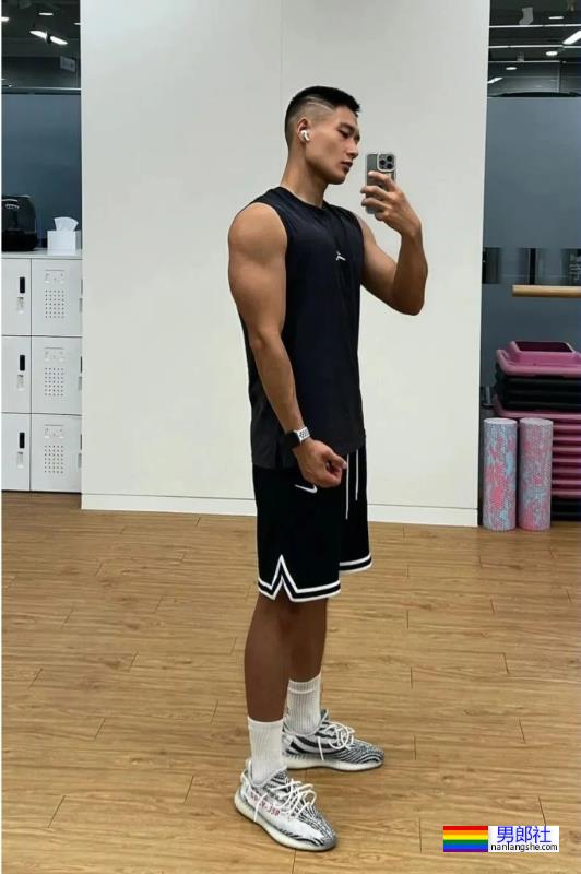 正装寸头小哥，简直太可了 - 51虹马