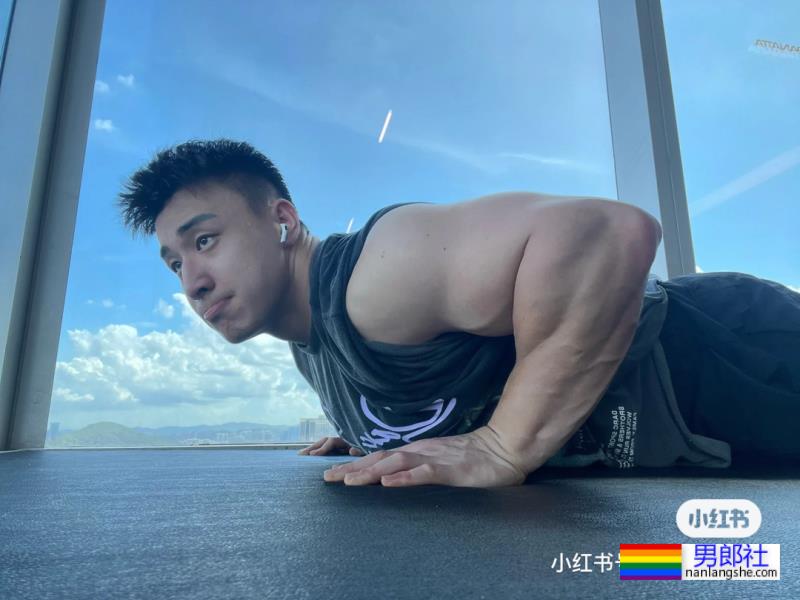 做俯卧撑的他好帅啊-51虹马