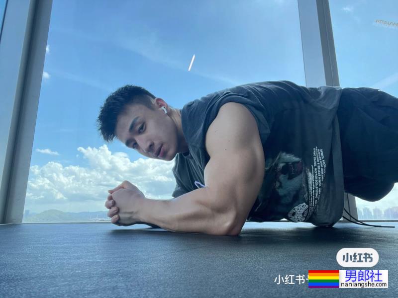 做俯卧撑的他好帅啊 - 51虹马