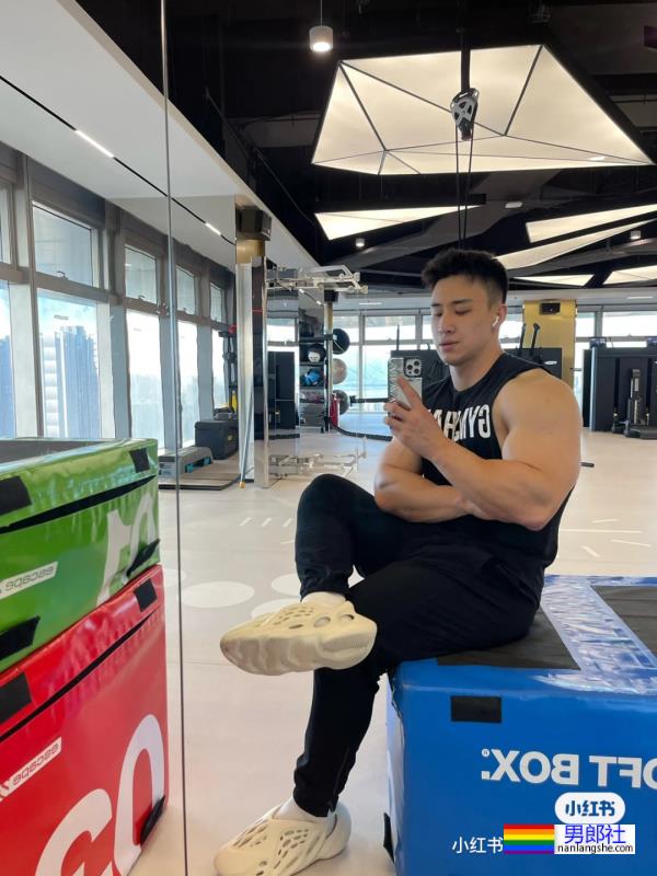 做俯卧撑的他好帅啊 - 51虹马