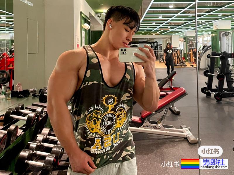 做俯卧撑的他好帅啊 - 51虹马