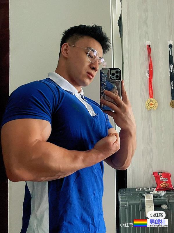 做俯卧撑的他好帅啊 - 51虹马