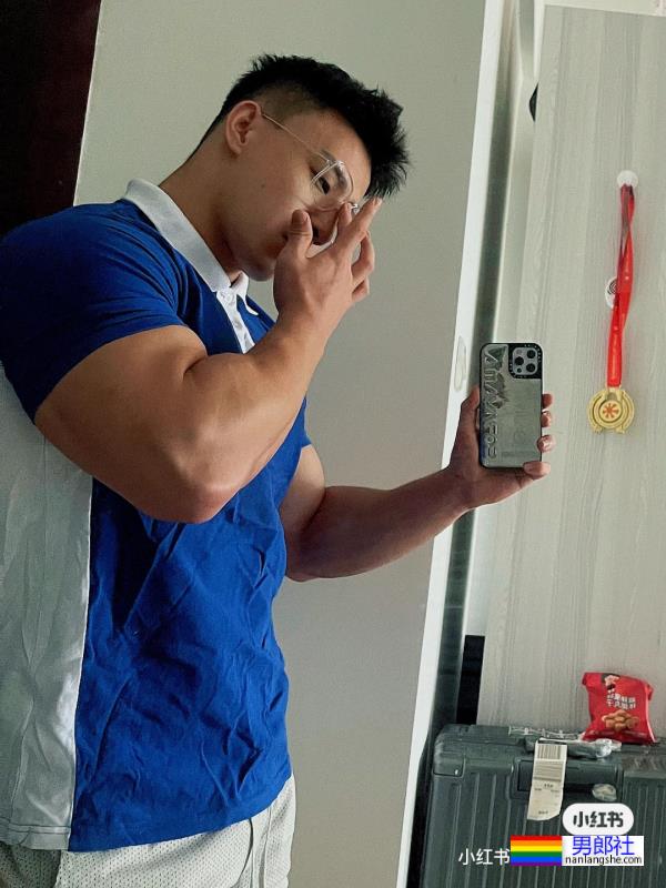 做俯卧撑的他好帅啊 - 51虹马