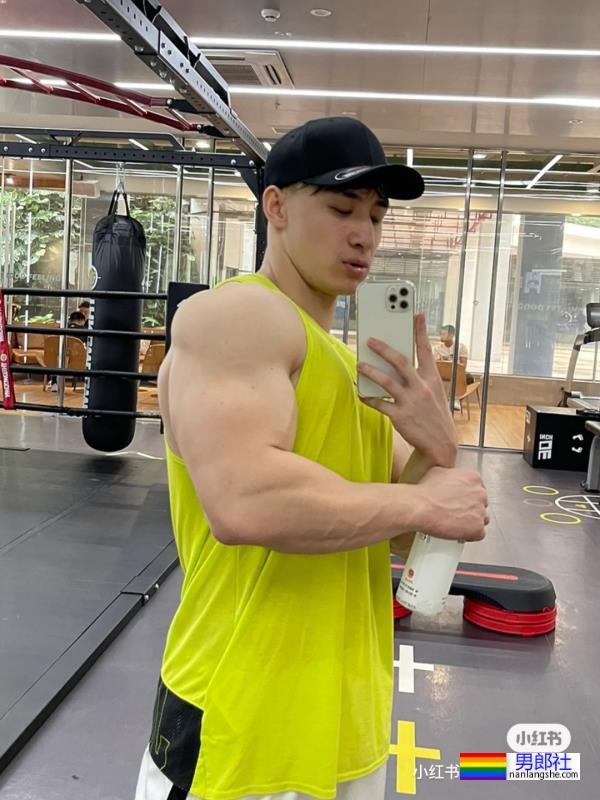 做俯卧撑的他好帅啊 - 51虹马