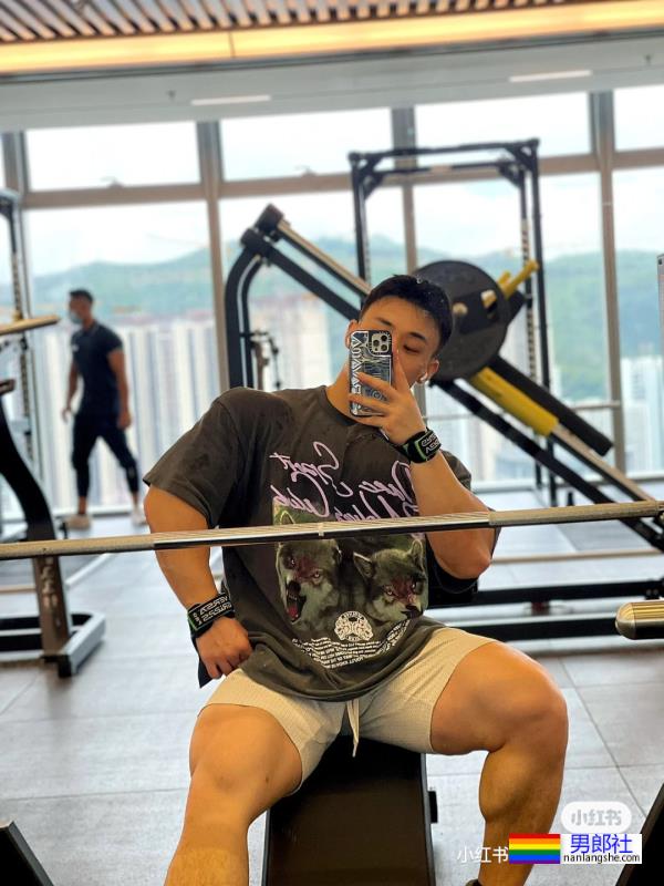 做俯卧撑的他好帅啊 - 51虹马