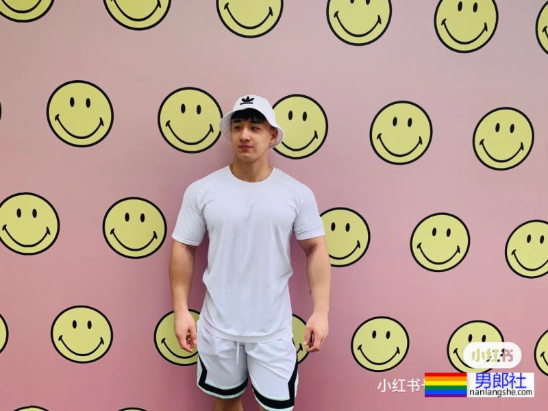 做俯卧撑的他好帅啊 - 51虹马