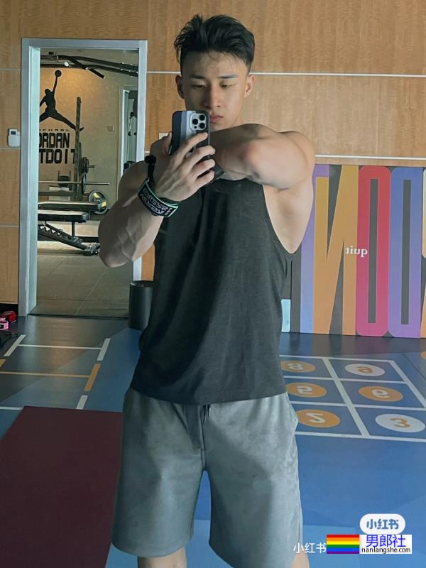 做俯卧撑的他好帅啊 - 51虹马