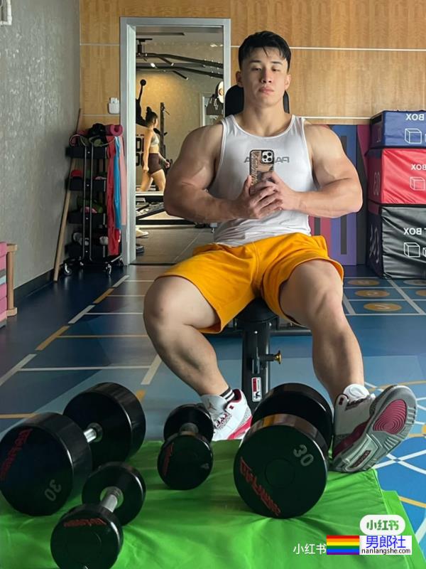 做俯卧撑的他好帅啊 - 51虹马