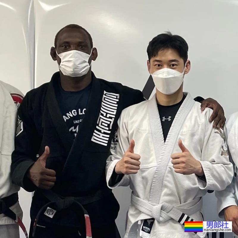 柔道小哥被拖去拍硬照写真,这身材也太可了吧! - 51虹马 柔道小哥被拖去拍硬照写真,这身材也太可了吧! - 51虹马