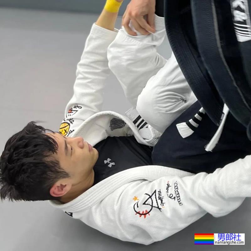 柔道小哥被拖去拍硬照写真,这身材也太可了吧! - 51虹马 柔道小哥被拖去拍硬照写真,这身材也太可了吧! - 51虹马