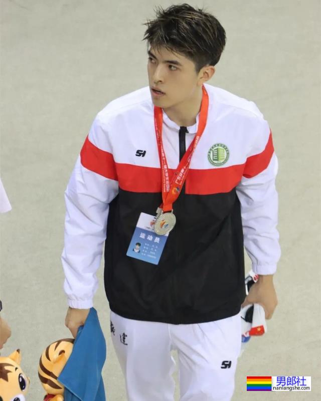 20岁广东游泳小哥自拍，短裤拉这么低-51虹马