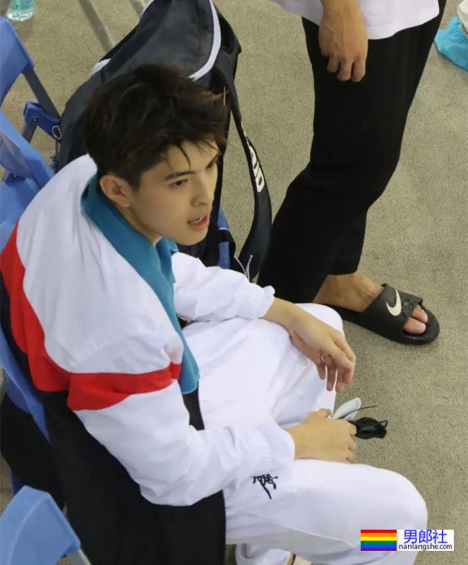 20岁广东游泳小哥自拍，短裤拉这么低 - 51虹马