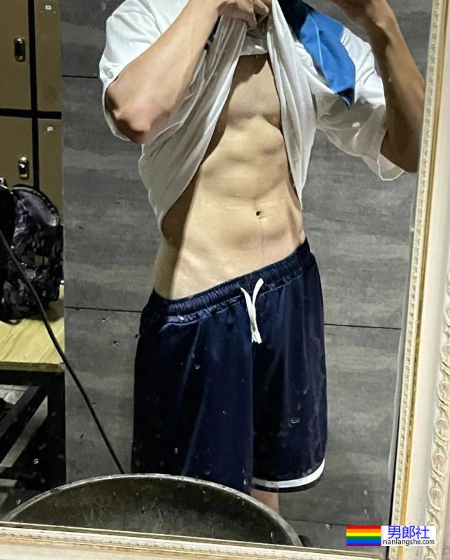 20岁广东游泳小哥自拍，短裤拉这么低 - 51虹马