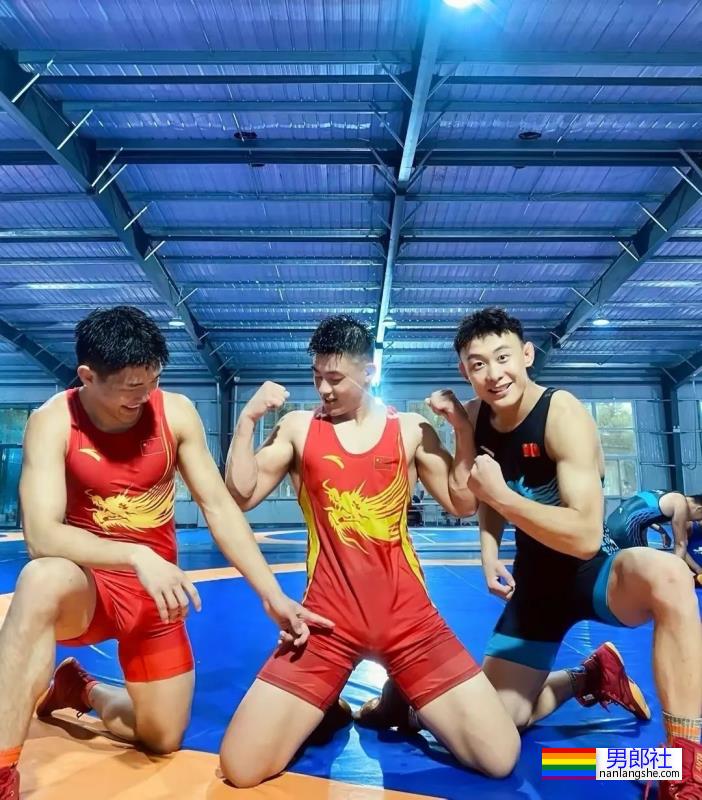 20岁广东游泳小哥自拍，短裤拉这么低 - 51虹马