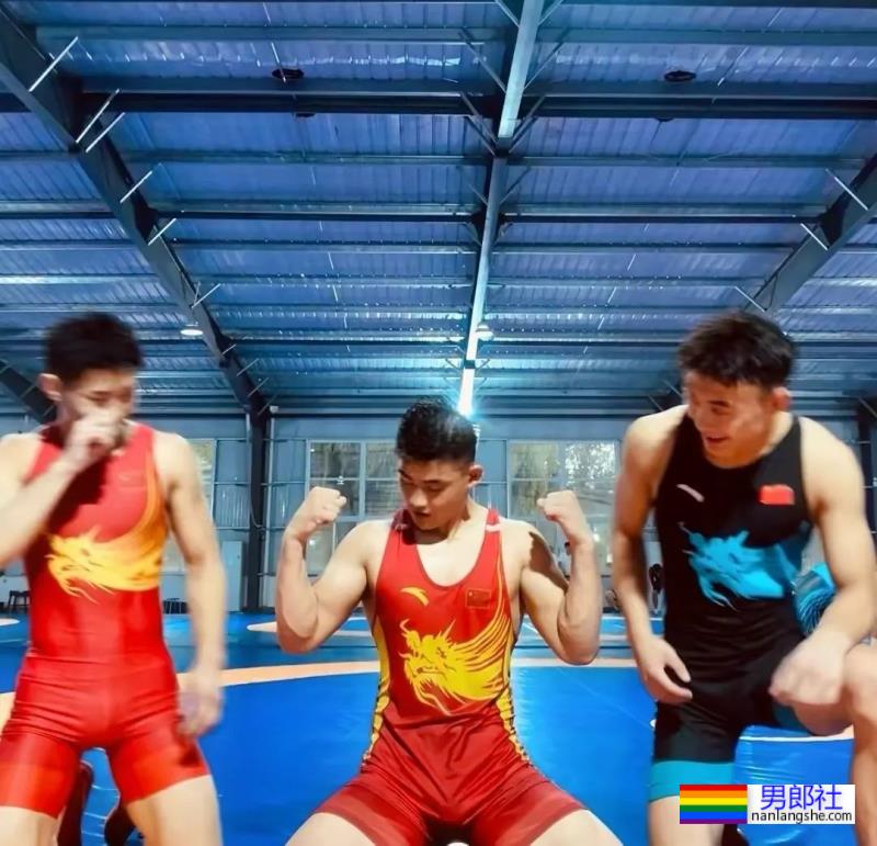 20岁广东游泳小哥自拍，短裤拉这么低 - 51虹马