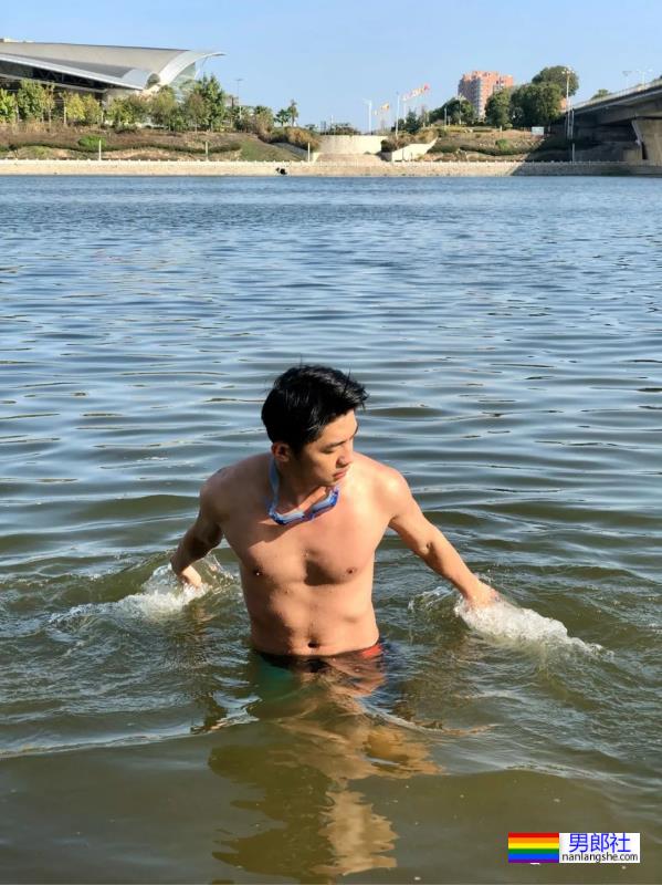 这枚杭州黑皮游泳体育生也去横渡钱塘江了 - 51虹马