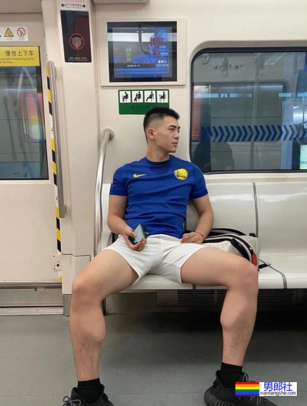 地铁上岔开双腿的白短裤小哥哥！-51虹马