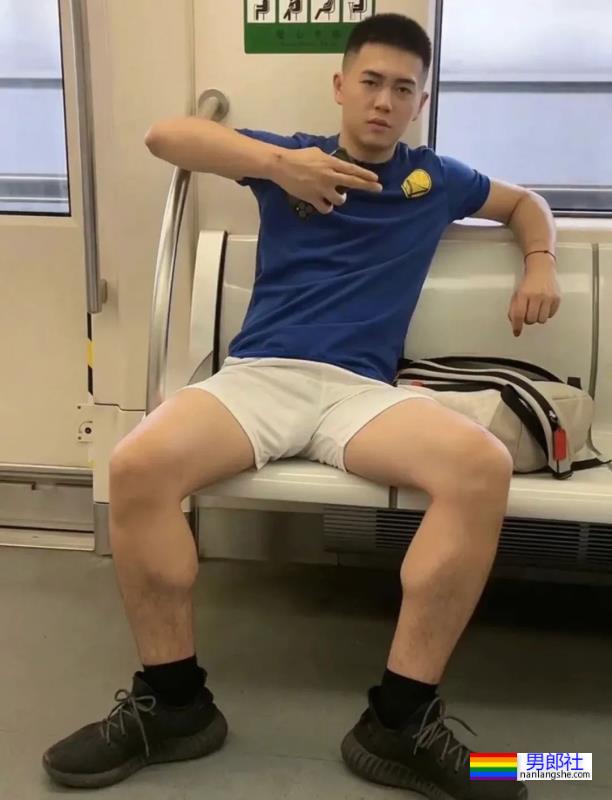 地铁上岔开双腿的白短裤小哥哥！ - 51虹马