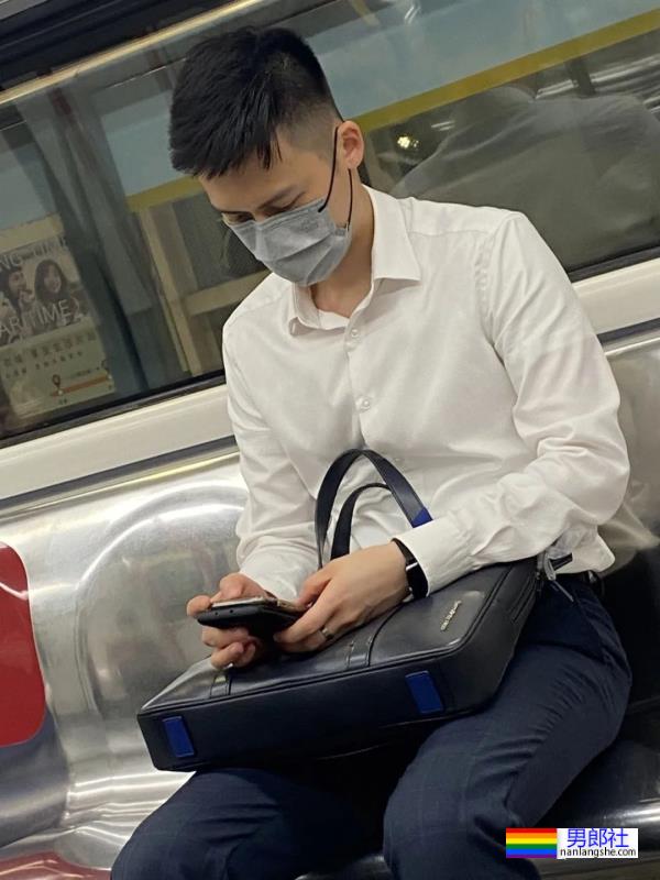 地铁上岔开双腿的白短裤小哥哥！ - 51虹马