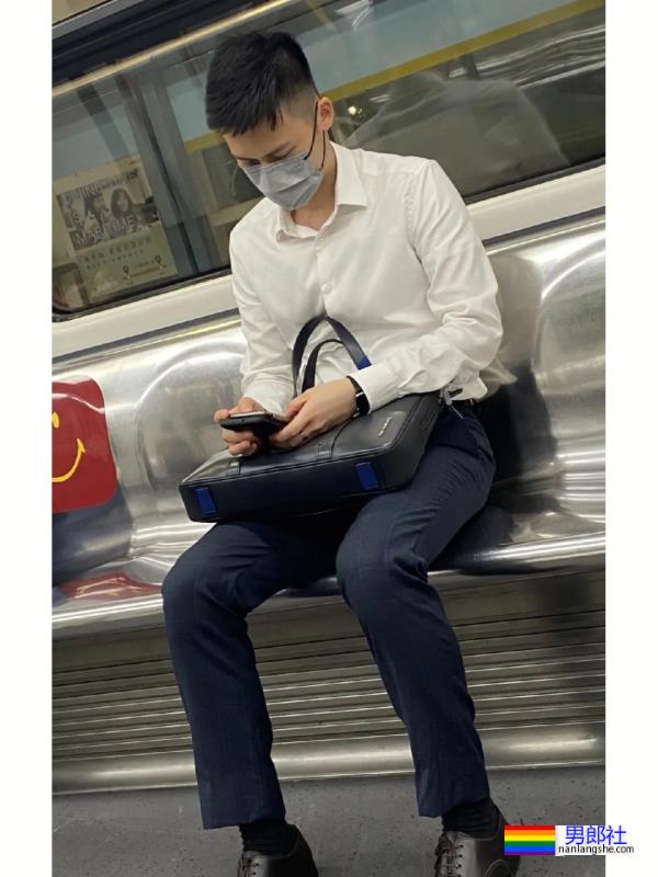 地铁上岔开双腿的白短裤小哥哥！ - 51虹马