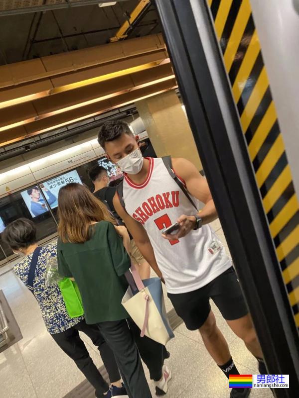 地铁上岔开双腿的白短裤小哥哥！ - 51虹马