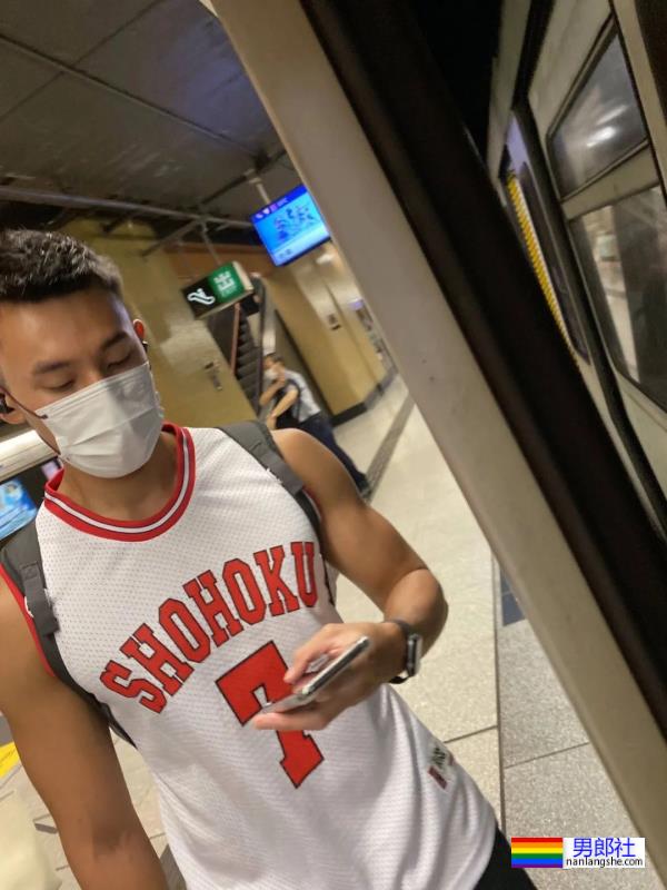 地铁上岔开双腿的白短裤小哥哥！ - 51虹马