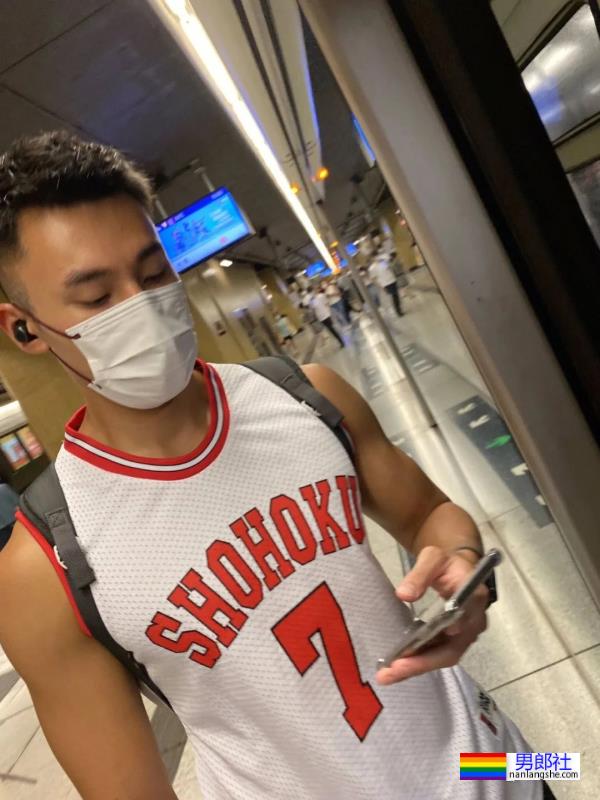 地铁上岔开双腿的白短裤小哥哥！ - 51虹马