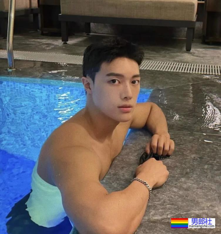 泳池里的运动小哥，大鼻子长得太耐看了-51虹马