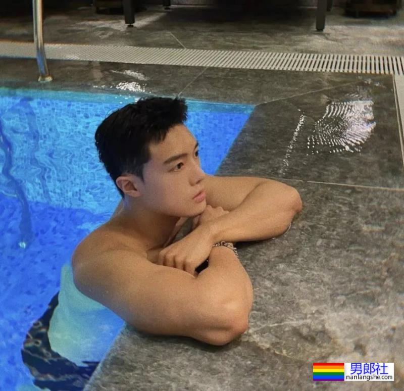 泳池里的运动小哥，大鼻子长得太耐看了 - 51虹马