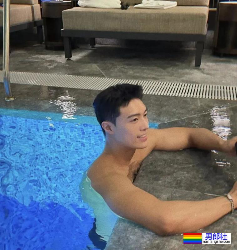 泳池里的运动小哥，大鼻子长得太耐看了 - 51虹马