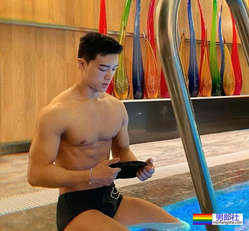 泳池里的运动小哥，大鼻子长得太耐看了 - 51虹马
