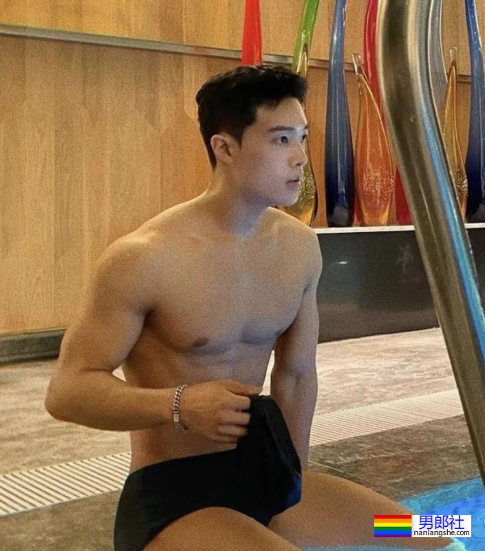 泳池里的运动小哥，大鼻子长得太耐看了 - 51虹马