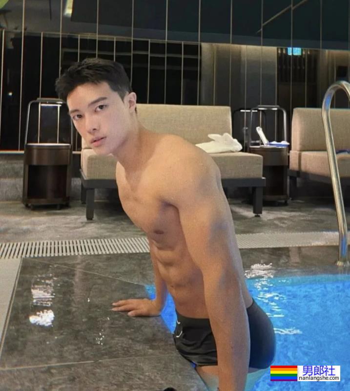 泳池里的运动小哥，大鼻子长得太耐看了 - 51虹马