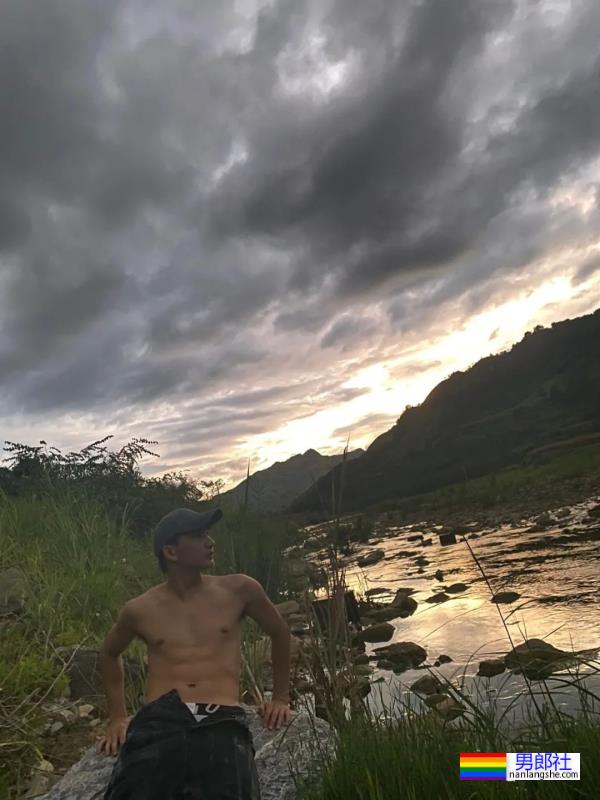 贵州铜仁舞蹈男生户外野泳，直接穿内裤下水真好看-51虹马