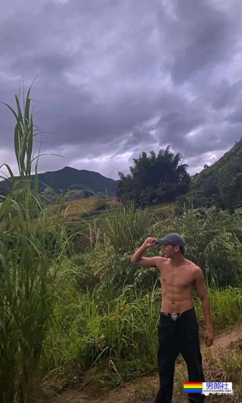 贵州铜仁舞蹈男生户外野泳，直接穿内裤下水真好看 - 51虹马