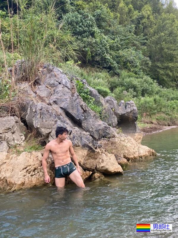 贵州铜仁舞蹈男生户外野泳，直接穿内裤下水真好看 - 51虹马