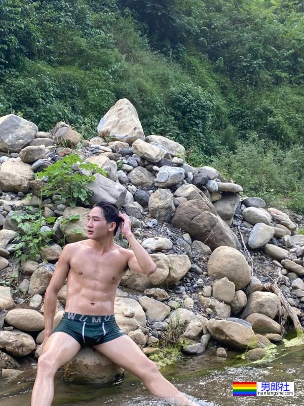 贵州铜仁舞蹈男生户外野泳，直接穿内裤下水真好看 - 51虹马