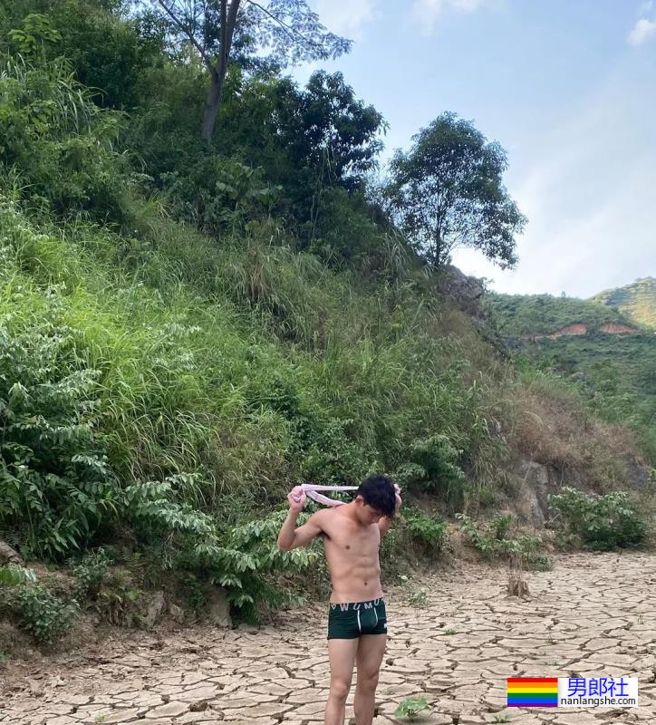 贵州铜仁舞蹈男生户外野泳，直接穿内裤下水真好看 - 51虹马