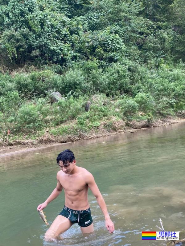 贵州铜仁舞蹈男生户外野泳，直接穿内裤下水真好看 - 51虹马
