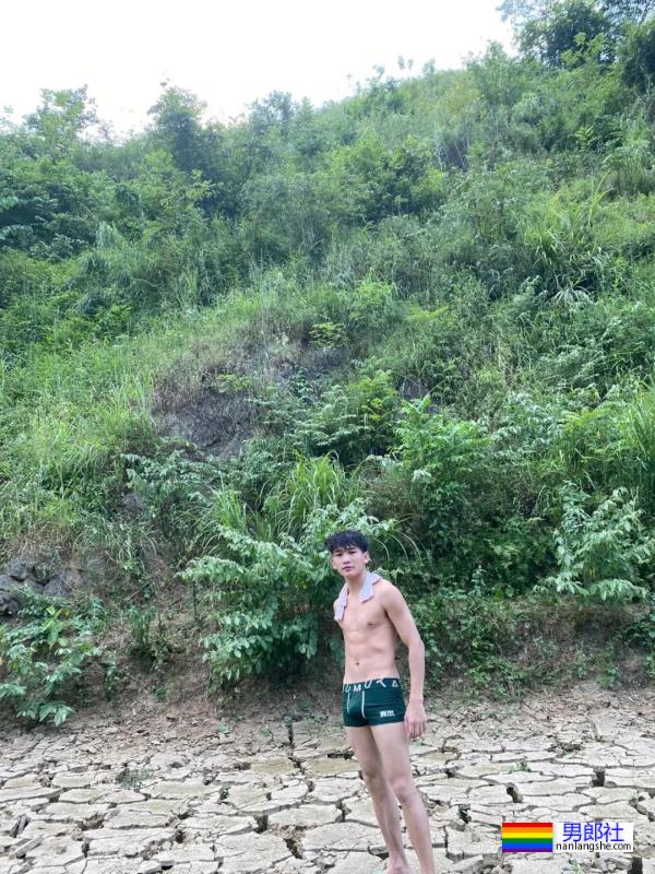 贵州铜仁舞蹈男生户外野泳，直接穿内裤下水真好看 - 51虹马