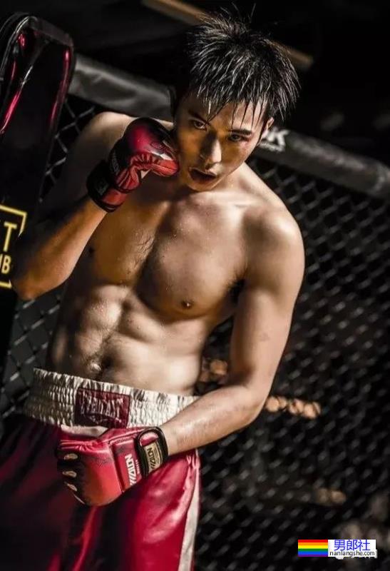 张天爱锤肌肉小生酒后出轨?!这荷尔蒙真得过剩了…… - 51虹马 张天爱锤肌肉小生酒后出轨?!这荷尔蒙真得过剩了…… - 51虹马