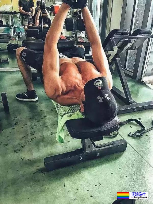 张天爱锤肌肉小生酒后出轨?!这荷尔蒙真得过剩了…… - 51虹马 张天爱锤肌肉小生酒后出轨?!这荷尔蒙真得过剩了…… - 51虹马