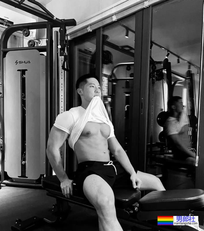 感受一下深圳寸头男孩的胸肌，网友：我可以！-51虹马