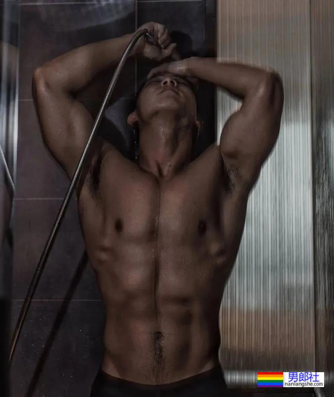 感受一下深圳寸头男孩的胸肌，网友：我可以！ - 51虹马