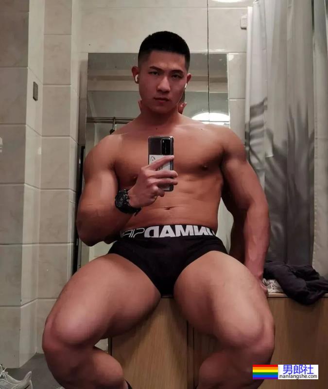 感受一下深圳寸头男孩的胸肌，网友：我可以！ - 51虹马