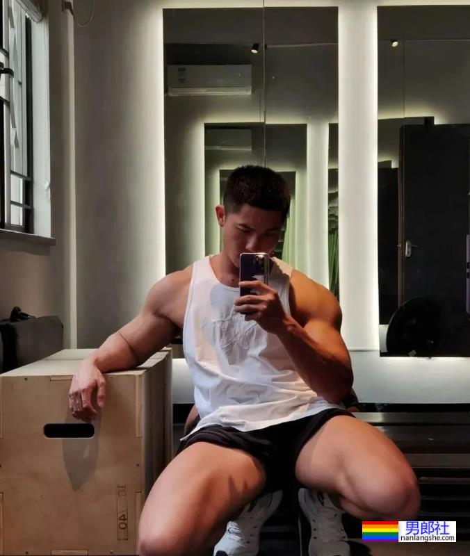 感受一下深圳寸头男孩的胸肌，网友：我可以！ - 51虹马