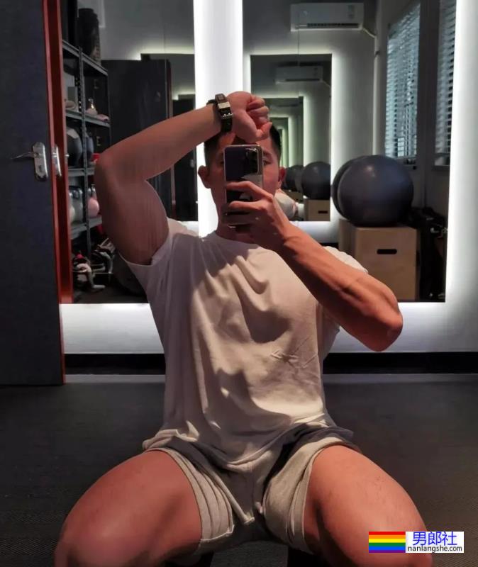 感受一下深圳寸头男孩的胸肌，网友：我可以！ - 51虹马